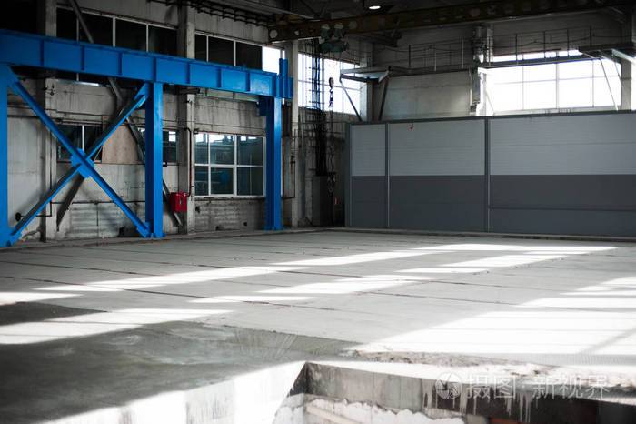 制造工厂空机库大楼蓝色色调背景具有大窗户和金属结构的生产室